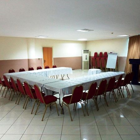 Room In Lodge - Golden Royale Hotel Enugu Bagian luar foto