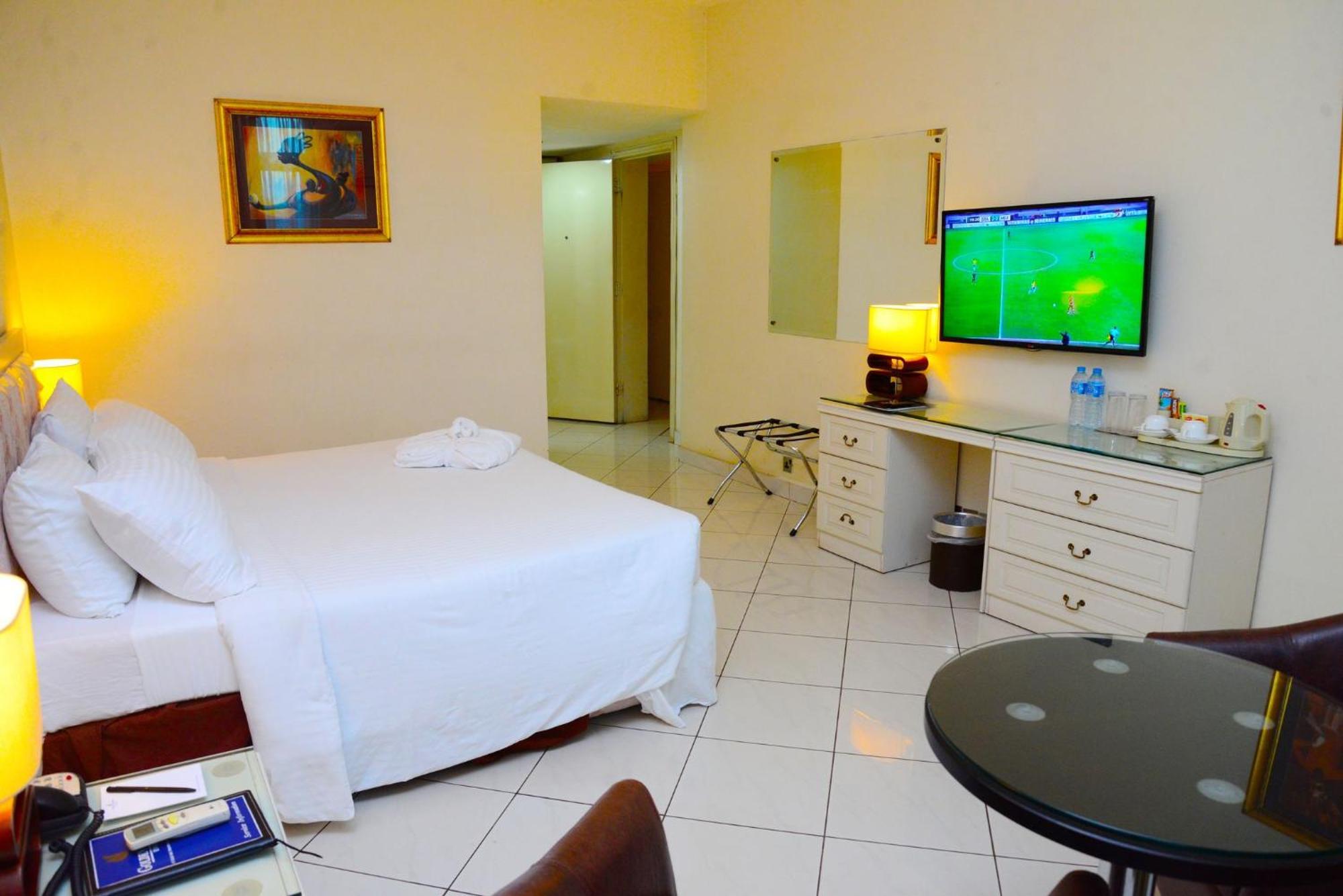 Room In Lodge - Golden Royale Hotel Enugu Bagian luar foto
