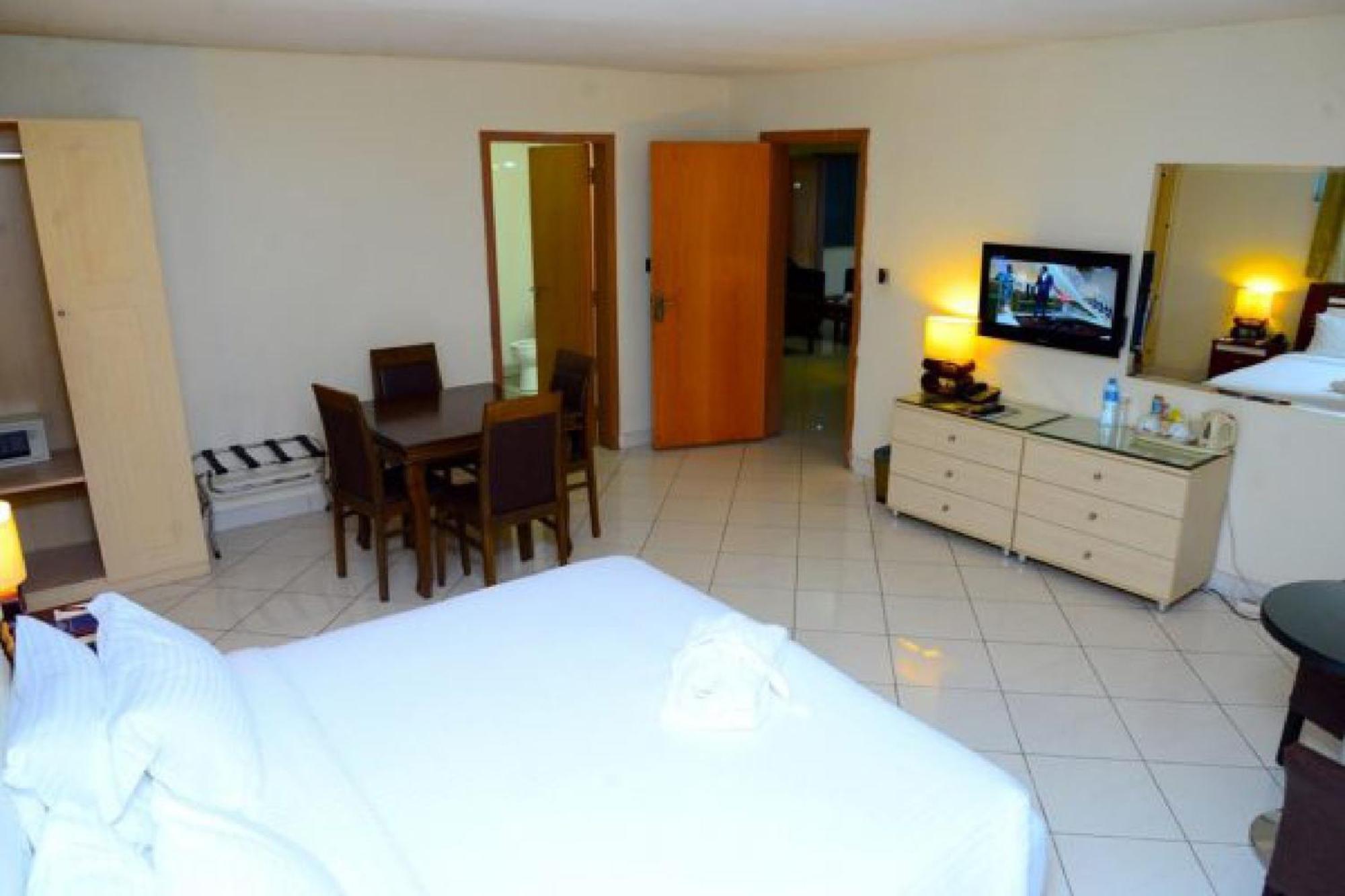 Room In Lodge - Golden Royale Hotel Enugu Bagian luar foto