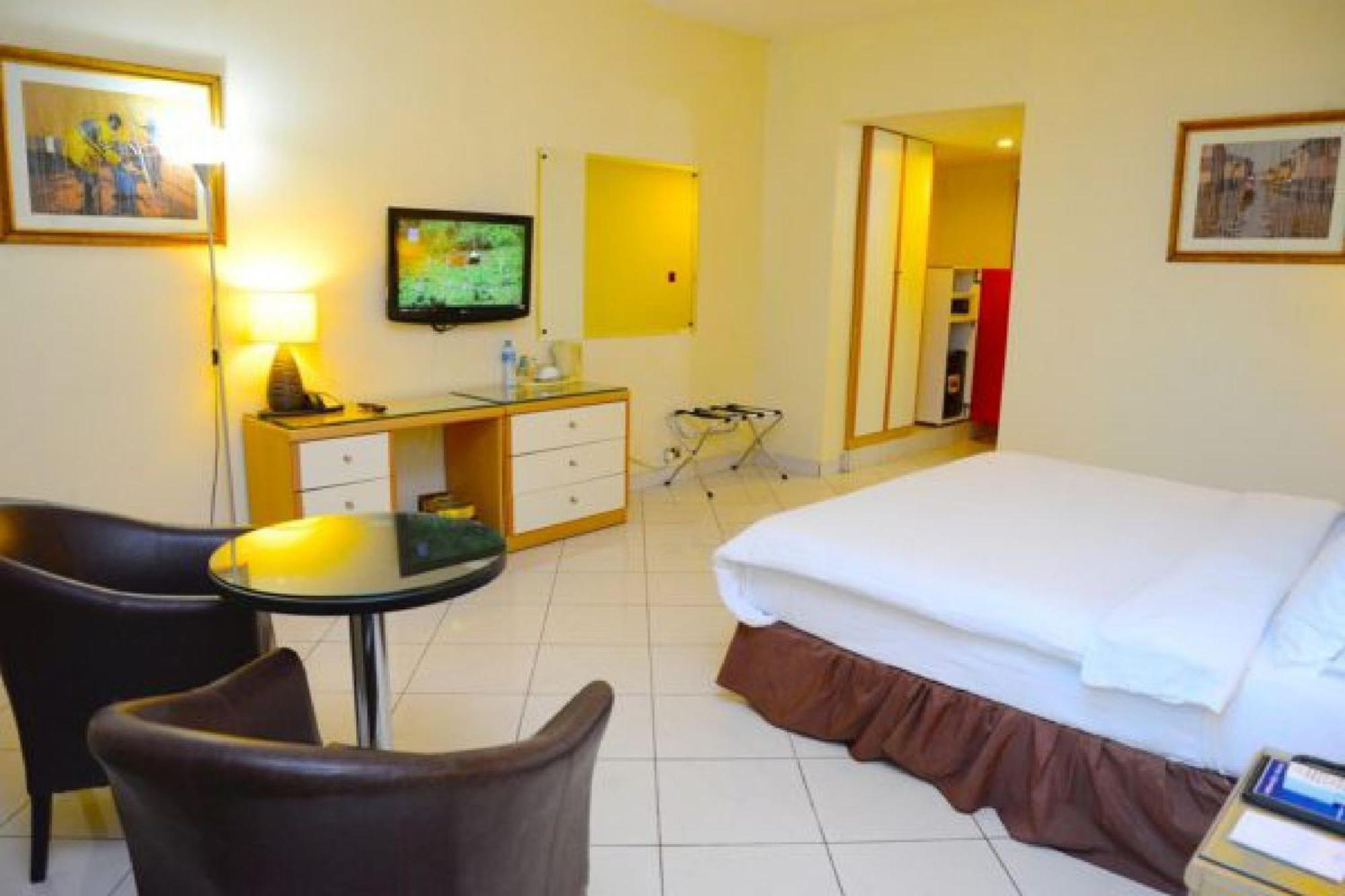 Room In Lodge - Golden Royale Hotel Enugu Bagian luar foto
