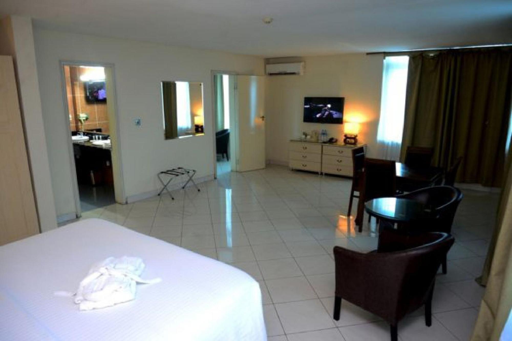 Room In Lodge - Golden Royale Hotel Enugu Bagian luar foto
