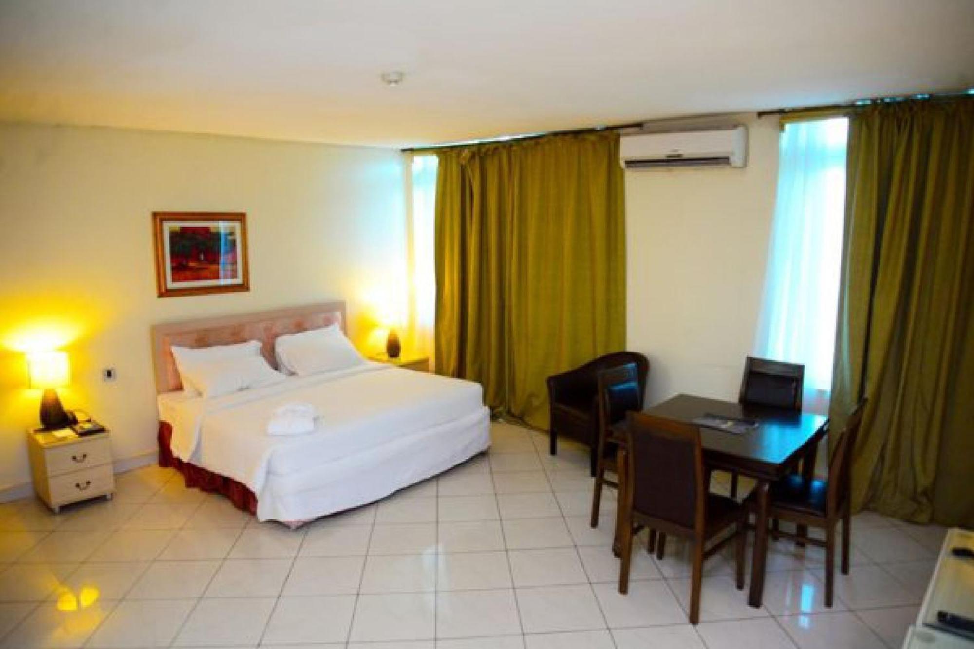 Room In Lodge - Golden Royale Hotel Enugu Bagian luar foto